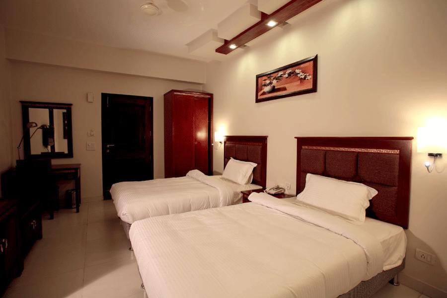 Kartikay Hotel Hisar Bagian luar foto